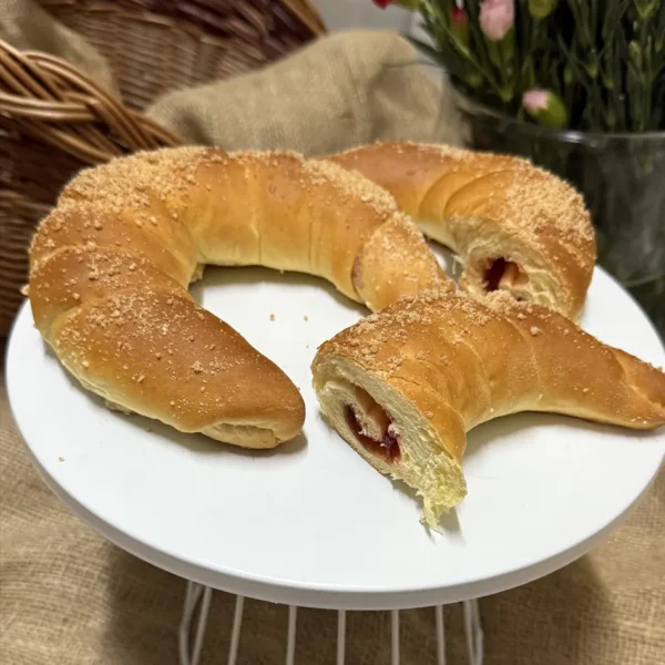 Bułka drożdżowa z nadzieniem truskawkowym